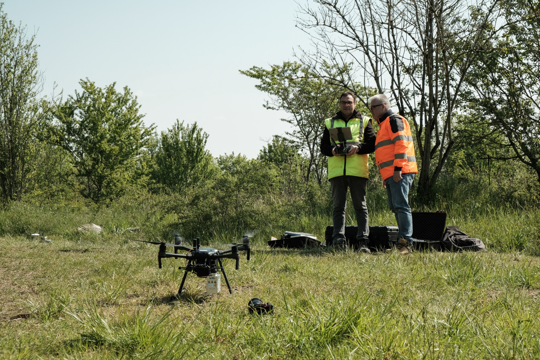 Équipe Scandrone préparant une mission drone