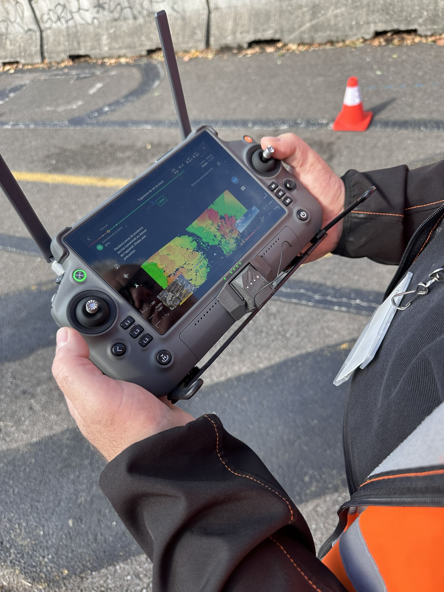 Radiocommande Scandrone affichant les données pendant la mission LiDAR