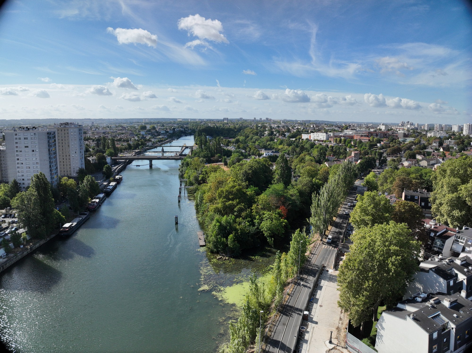 Vue aérienne montrant les berges et la végétation d’un secteur difficile d’accès