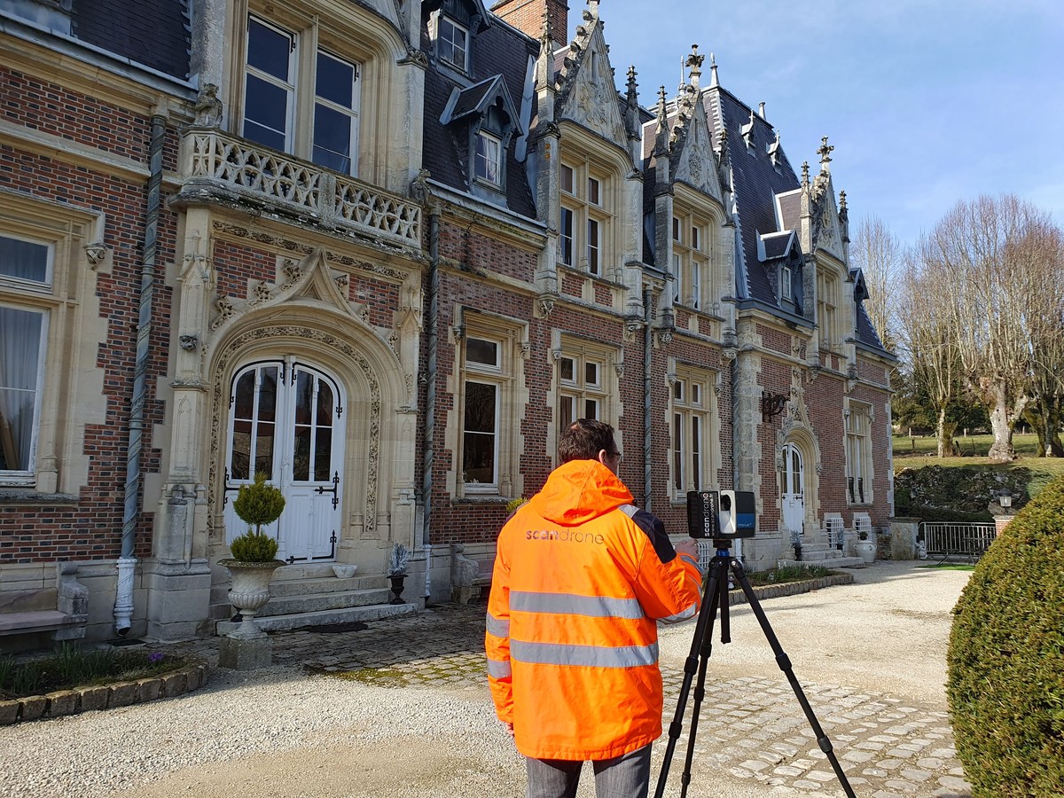 Opérateur Scandrone réalisant un relevé scanner laser 3D au château de Villiers-aux-Bois